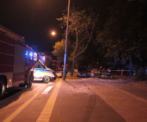 Kierowca BMW wypadł z drogi i roztrzaskał przystanek MPK