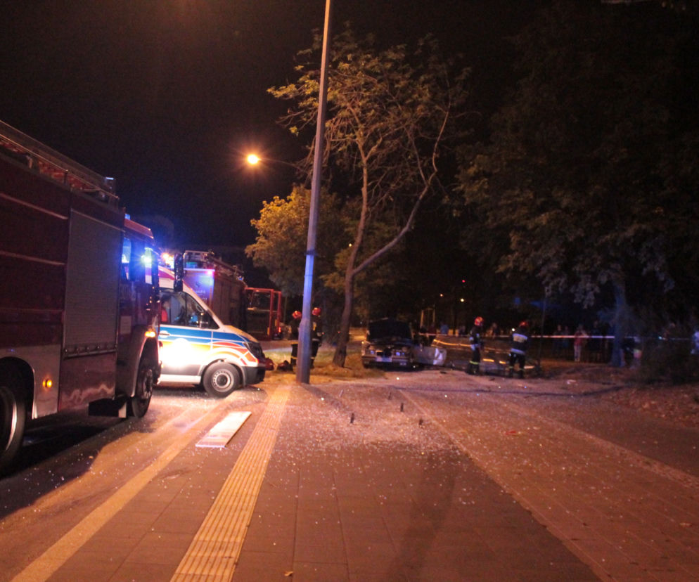 Kierowca BMW wypadł z drogi i roztrzaskał przystanek MPK