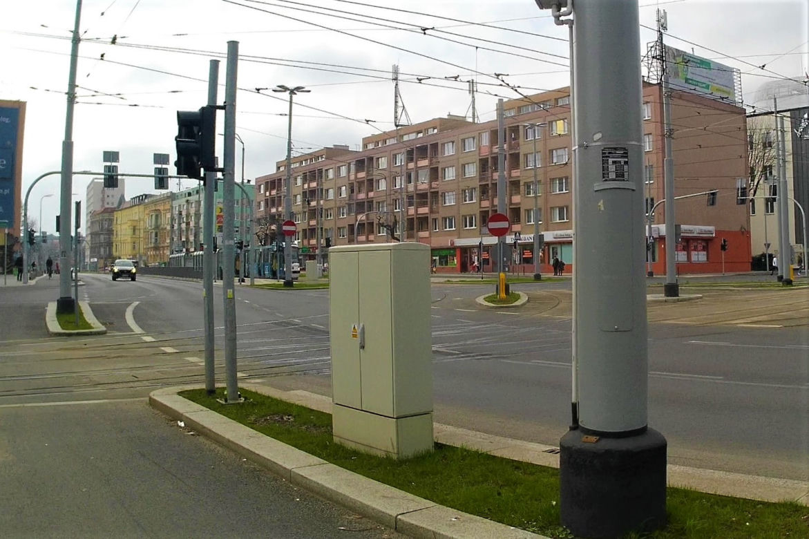 Słupy utrudniają życie pieszym na al. Wyzwolenia