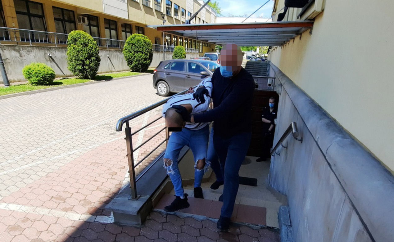 Oszuści wyłudzili miliony od firm i emerytów. Skradzione pieniądze wysypywały się złodziejom z samochodu
