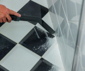 Jak poprawnie usunąć starą fugę i silikon oraz nałożyć nowy? Murator Remontuje
