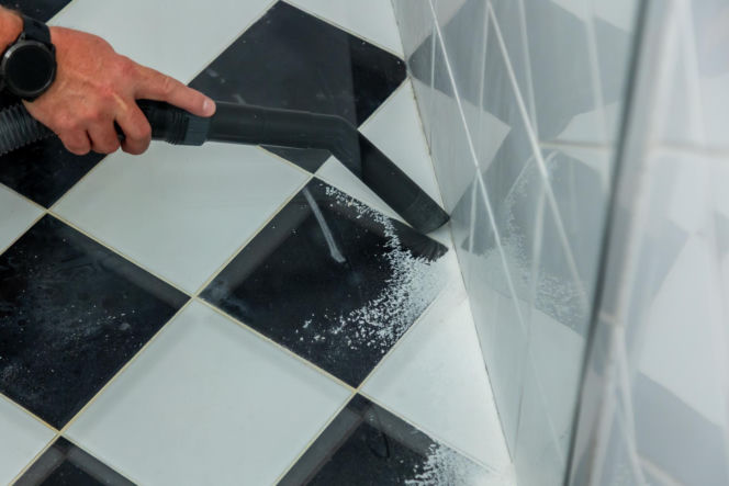 Jak poprawnie usunąć starą fugę i silikon oraz nałożyć nowy? Murator Remontuje