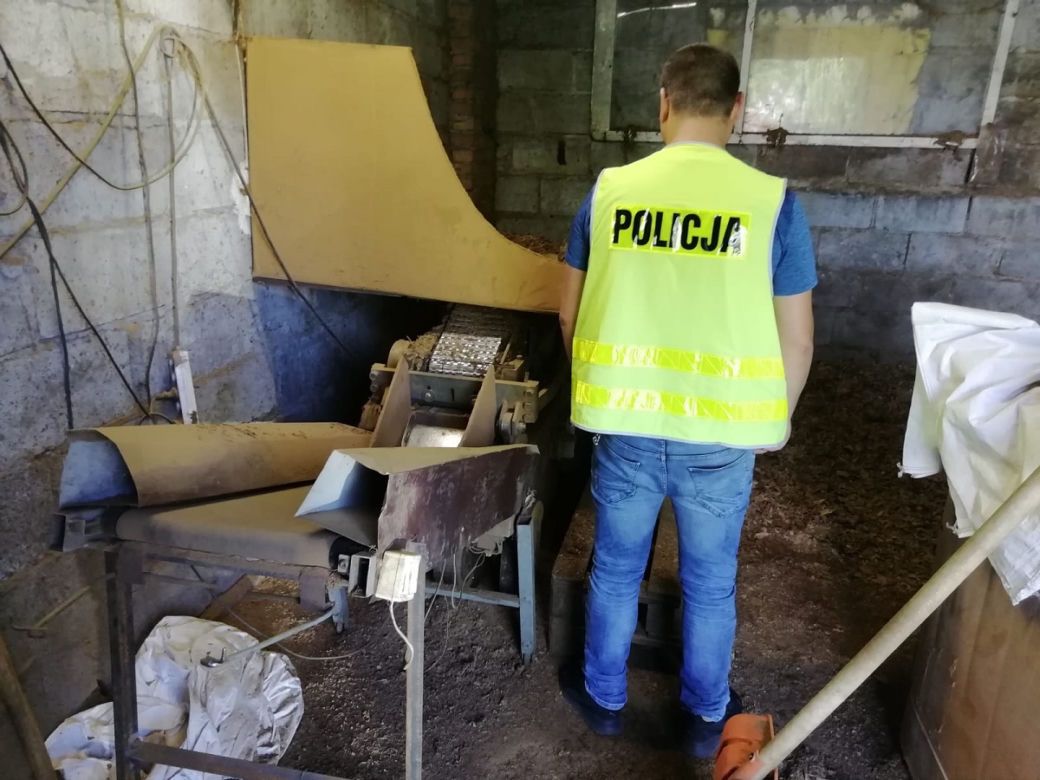 Łódzkie. Policjanci zlikwidowali nielegalną wytwórnię! OGROMNA wartość skonfiskowanego towaru