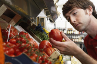 Eksperci przebadali pomidory malinowe z dyskontów. W próbkach z Biedronki znaleziono ślady etefonu 