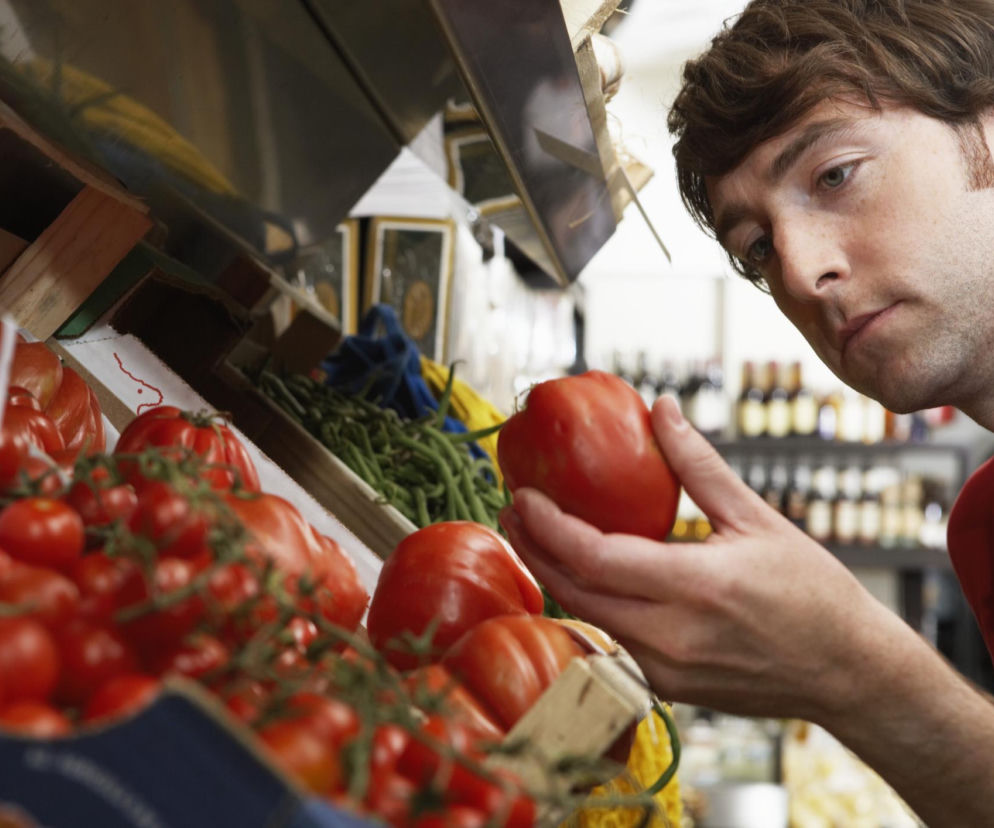 Eksperci przebadali pomidory malinowe z dyskontów. W próbkach z Biedronki znaleziono ślady etefonu