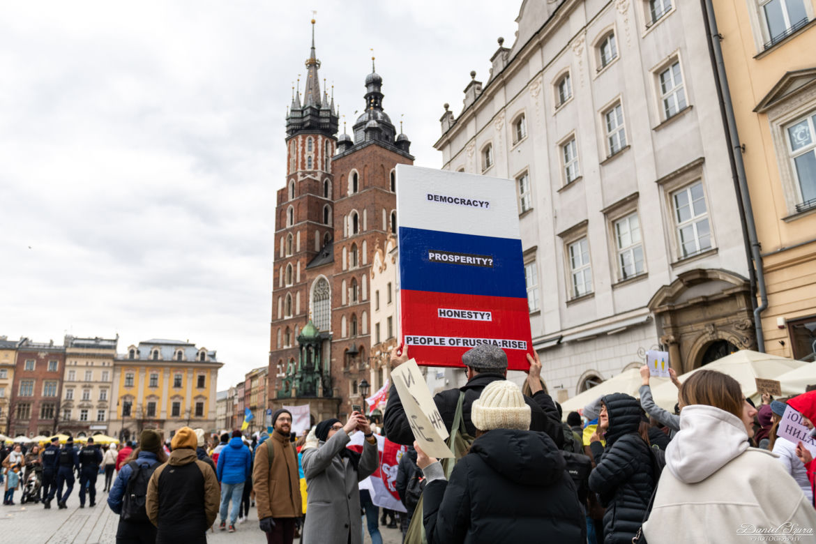 Kraków solidarny z Ukrainą! Wielka manifestacja na Rynku Głównym [ZDJĘCIA]