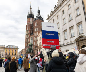 Kraków solidarny z Ukrainą! Wielka manifestacja na Rynku Głównym [ZDJĘCIA]