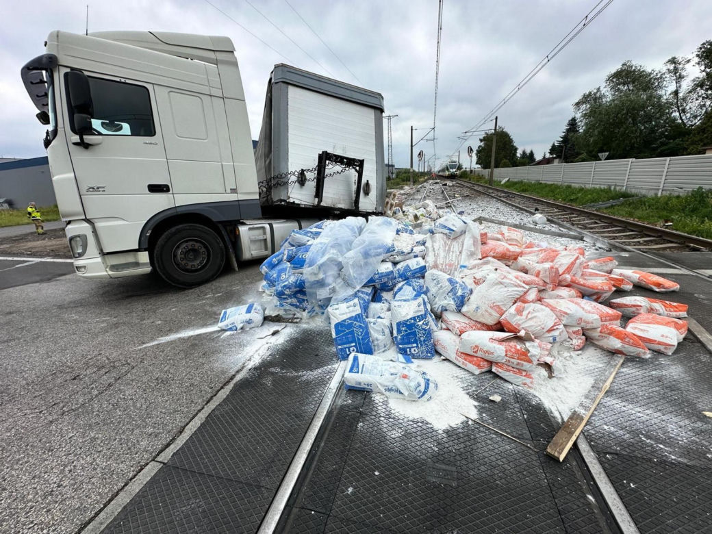 Wjechał tirem pod pociąg. Z ciężarowki zostały strzępy. Kierowca nie miał szans