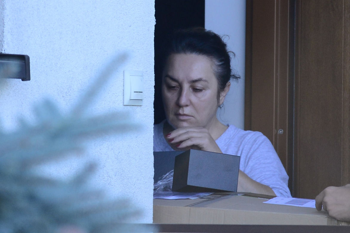 Przybita Danuta Martyniuk bez makijażu odbiera przesyłkę od synowej