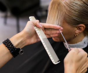 Ta fryzura będzie hitem sezonu. Inspiracją cięcie, które nosiła słynna ikona stylu