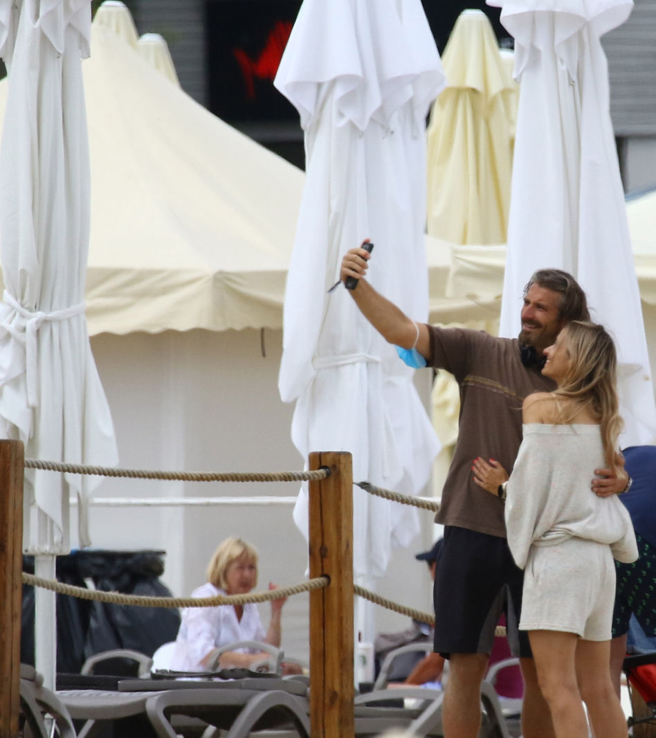 Koroniewska z Dowborem całują się na plaży