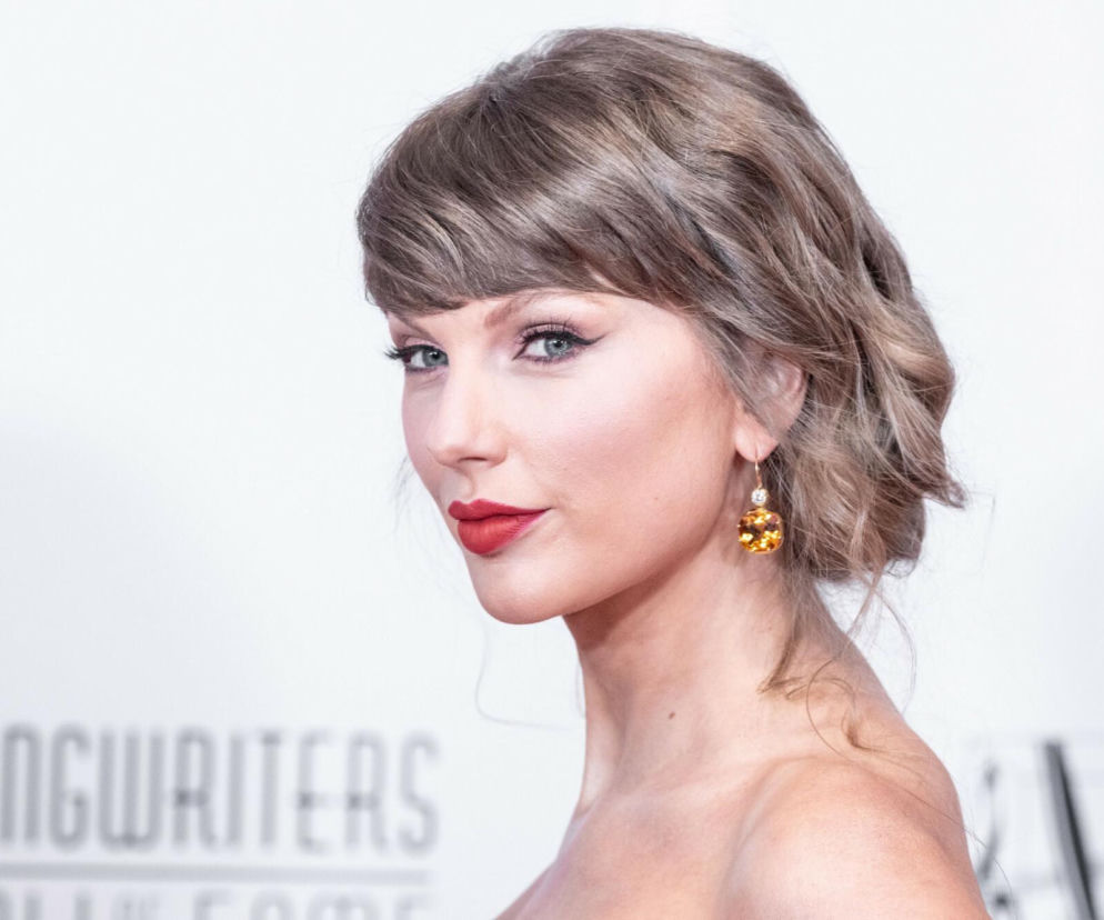 Piosenkarka Taylor Swift na czerwonym dywanie. O nowym singlu artystki przeczytasz na Eska.