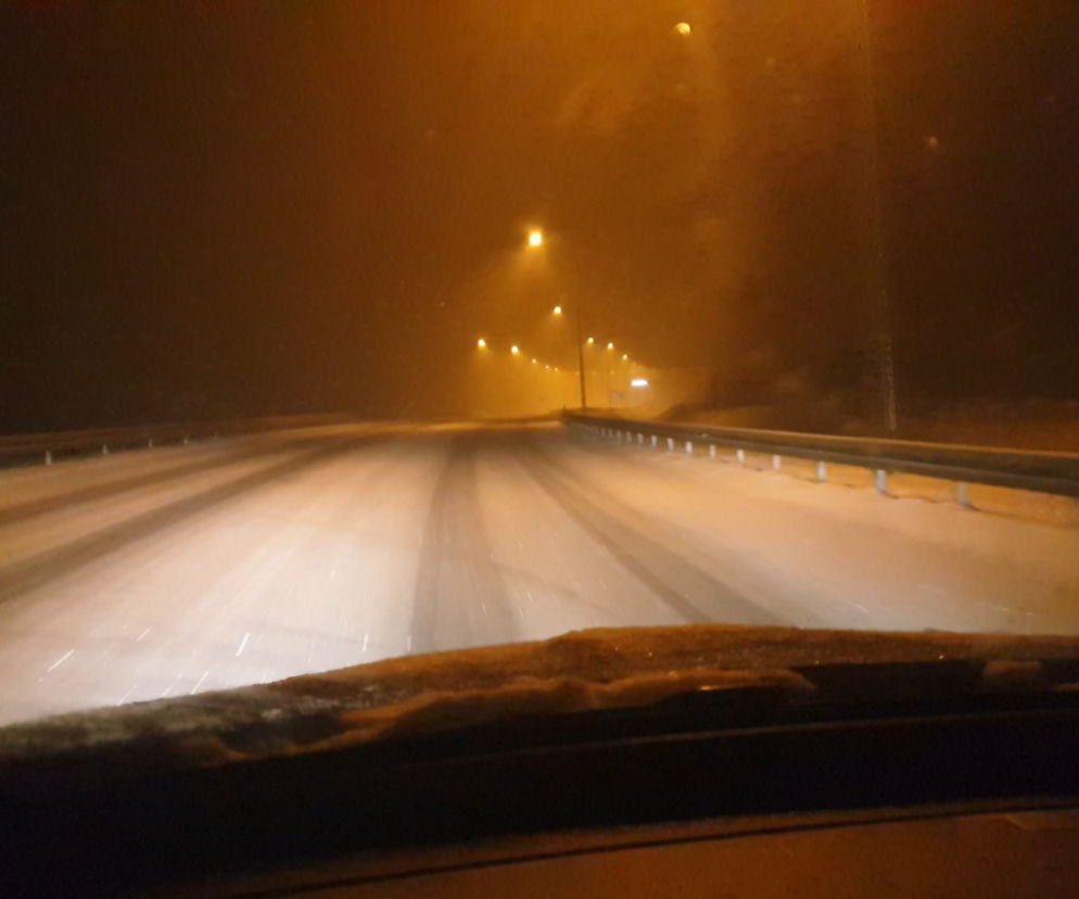 Trudne warunki na drogach Warmii i Mazur. Intensywne opady śniegu dają się we znaki kierowcom