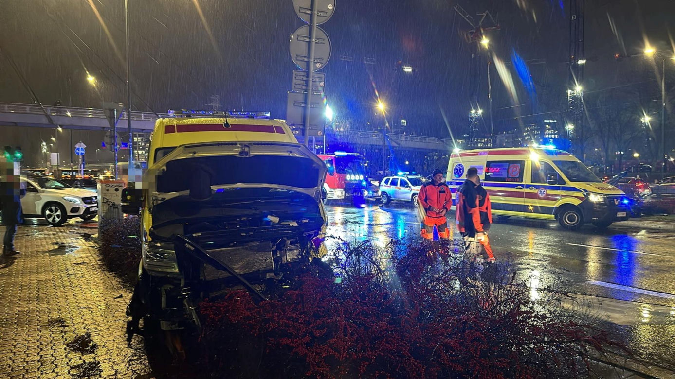 Karetka wioząca pacjenta zderzyła się z osobówką. Trzy osoby potrzebowały pomocy
