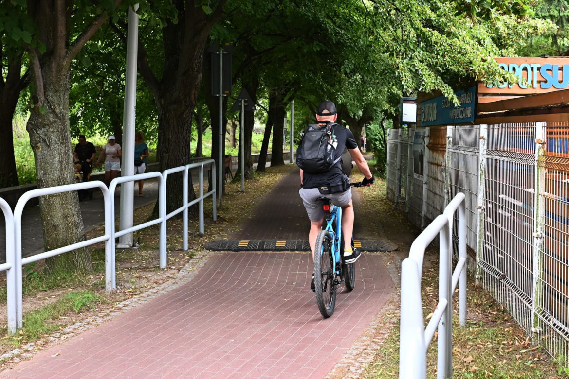 Progi zwalniające na trasach rowerowych