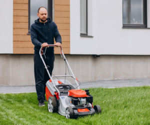 To ostatni dzwonek na koszenie trawnika przed zimą. Kiedy należy je wykonać? Nie przegap terminu, jeśli wiosną chcesz mieć bujny i gęsty trawnik
