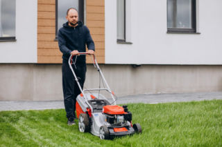 Ostatnie koszenie trawnika przed zimą. Ten zabieg gwarantuje bujną trawę na wiosnę