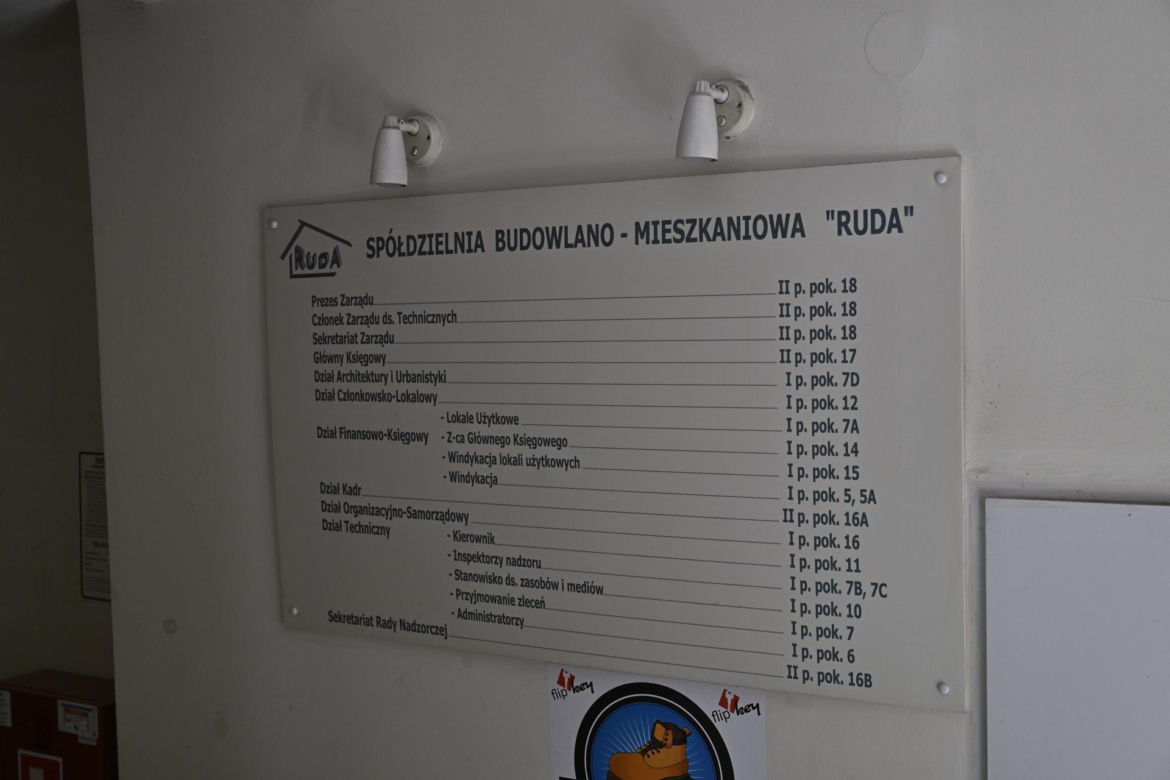 Prezes spółdzielni na Bielanach dostał prawie 160 tys. zł nagrody. Mieszkańcy podzieleni