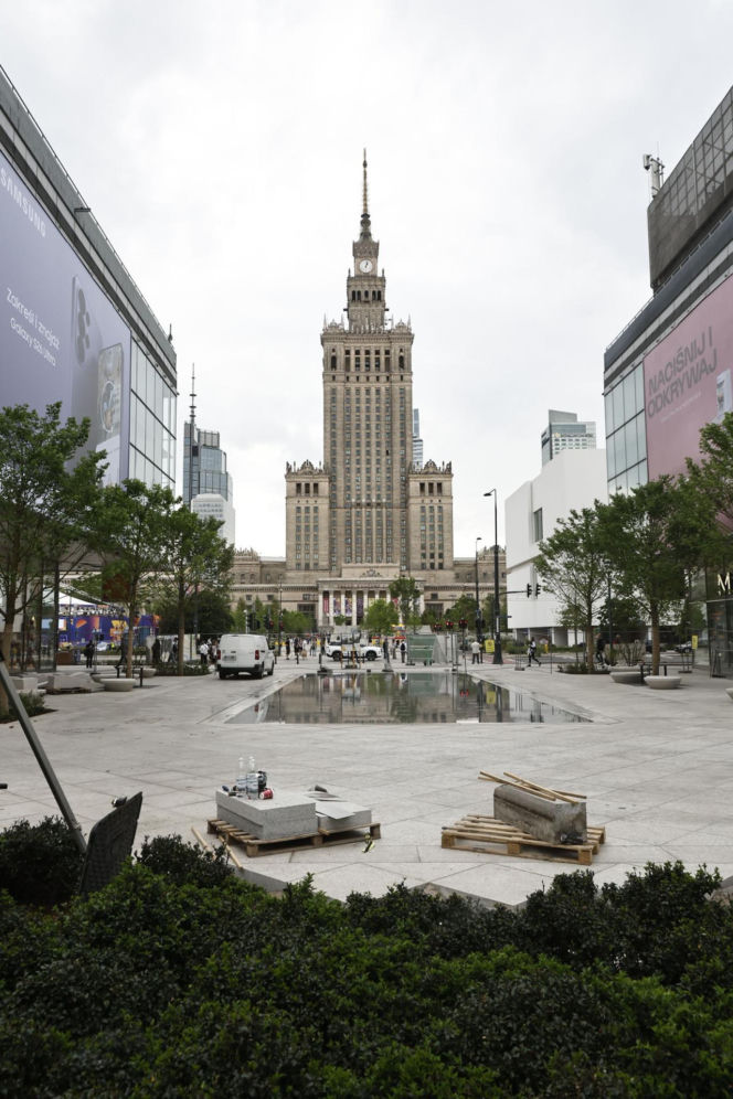 Fontanna w miejscu tunelu na Złotej. Trwają ostatnie prace