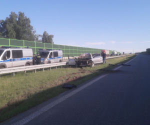TRAGICZNY wypadek na A1. Kierowcę WYRZUCIŁO z auta, drugie DACHOWAŁO. Sprawca UCIEKŁ pozostawiajac samochód
