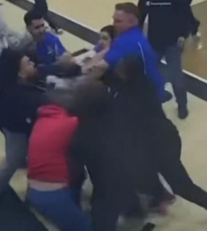 Bijatyka matek i ojców w katolickiej szkole! Ich dzieci patrzyły