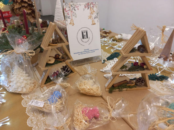 ​Z każdym dniem wybór jest coraz mniejszy. W Galerii MBWA w Lesznie trwa Kiermasz Świąteczny