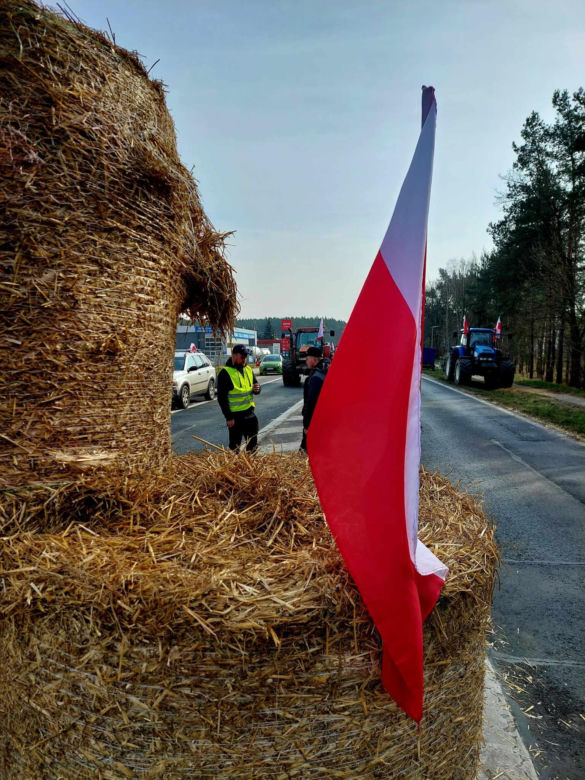 Totalna blokada DK 80 pod Bydgoszczą. Duże utrudnienia dla kierowców. Rolnicy ustawili barykadę, palą drewno, organizują pogrzeb [ZDJĘCIA]