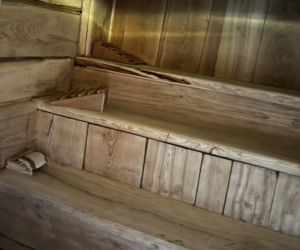 Mors z Lublina nie żegna zimy. Pod domem zbudował lodowe „sanktuarium”