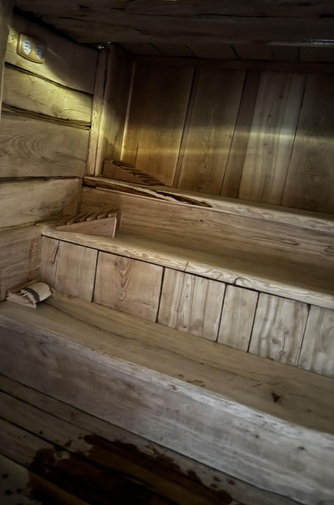 Mors z Lublina nie żegna zimy. Pod domem zbudował lodowe „sanktuarium”