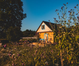 Łemkowska chyża z lat 30. wróciła jako agroturystyka. Złożyli ją niemal od nowa