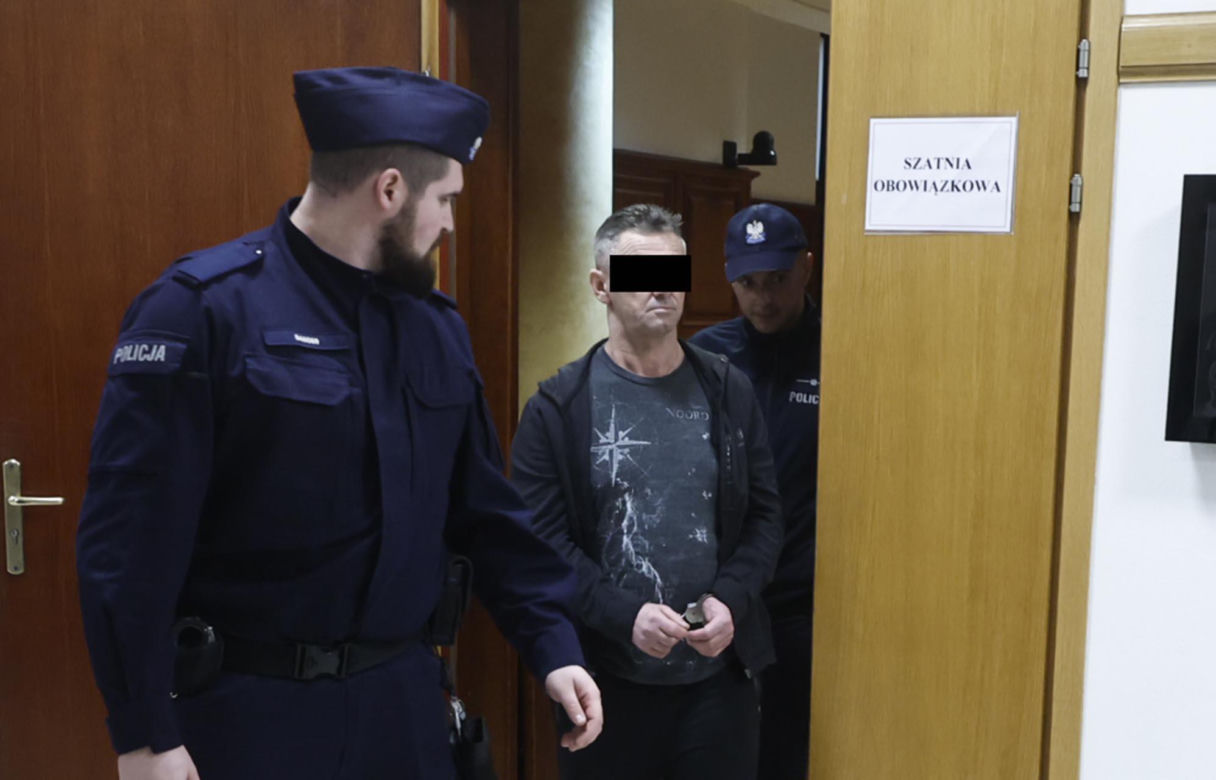„Sztuczną szczękę wepchnięto jej do gardła”. Przerażające ustalenia. W mieszkaniu w Warszawie znaleziono cztery ciała