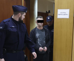 „Sztuczną szczękę wepchnięto jej do gardła”. Przerażające ustalenia. W mieszkaniu w Warszawie znaleziono cztery ciała