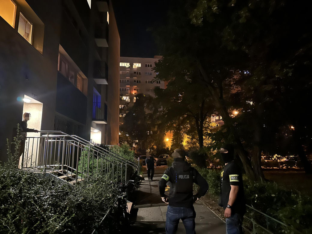 Akcja kontrterrorystów w Warszawie. Mężczyzna z bronią zamknął się w mieszkaniu! Trwają negocjacje