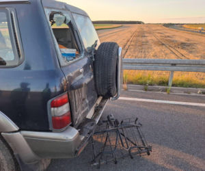 17-latek z gminy Kościan uderzył motorowerem w samochód. Doznał poważnych obrażeń
