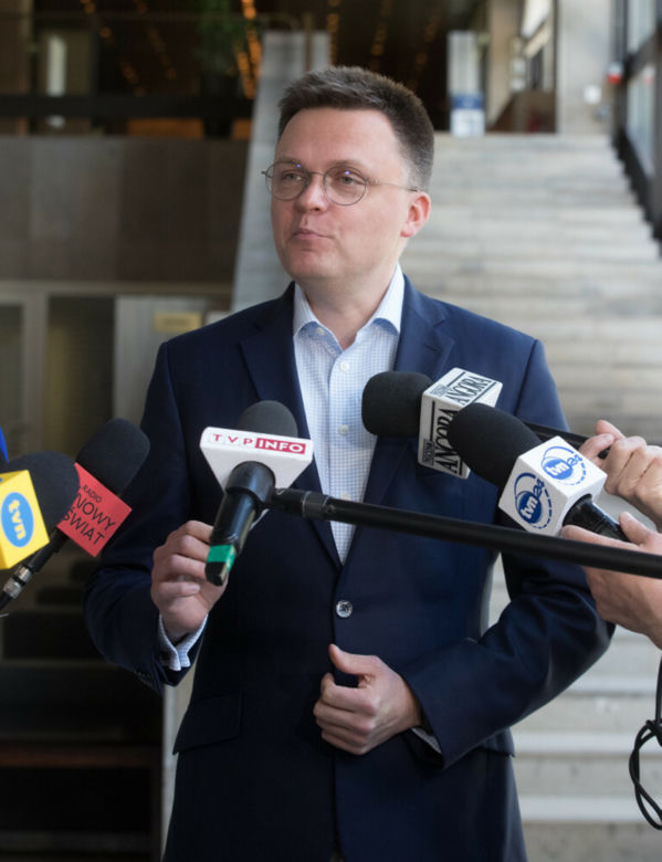 Szymon Hołownia nie potrafi odkręcić butelki z wodą. Dobry przykład daje mu partyjna koleżanka