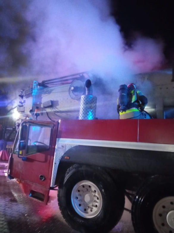 Pożar na stacji benzynowej pod Sochaczewem. Dźwig stanął w ogniu obok tuż obok dystrybutorów