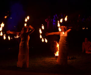 Pokaz fireshow w wykonaniu tancerzy i tancerek Teatru Ognia „Mantra” z Makowa Mazowieckiego