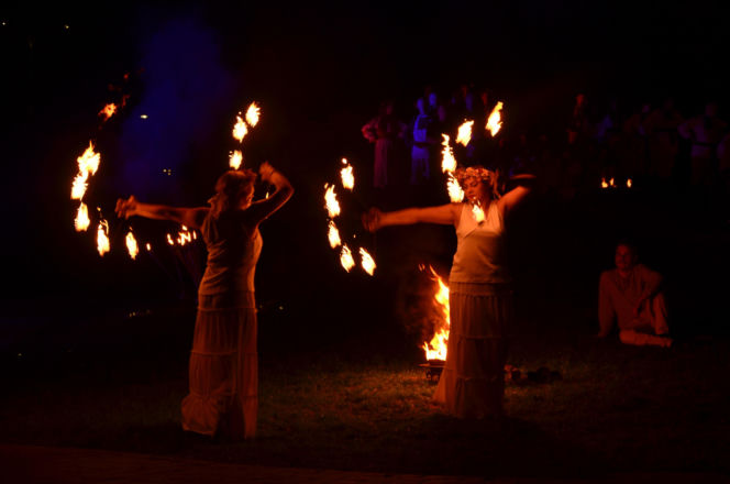 Pokaz fireshow w wykonaniu tancerzy i tancerek Teatru Ognia „Mantra” z Makowa Mazowieckiego