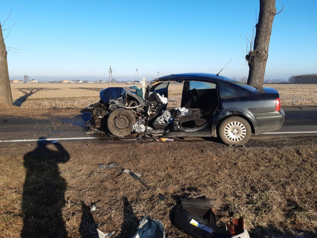 Groźny wypadek w Józefowie. Kierowca zakleszczony w zmiażdżonym aucie