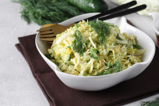 Surówka z białej kapusty z tahini i cytryną – kremowa, świeża i zupełnie inna niż klasyczna