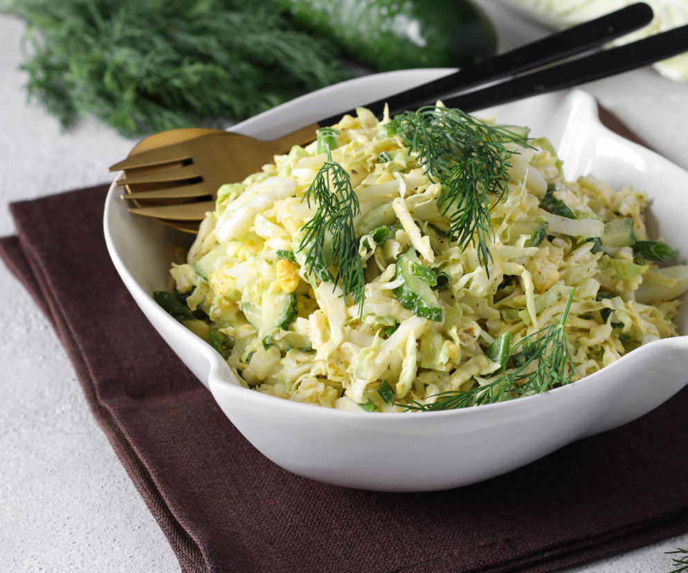 Surówka z białej kapusty z tahini i cytryną – kremowa, świeża i zupełnie inna niż klasyczna