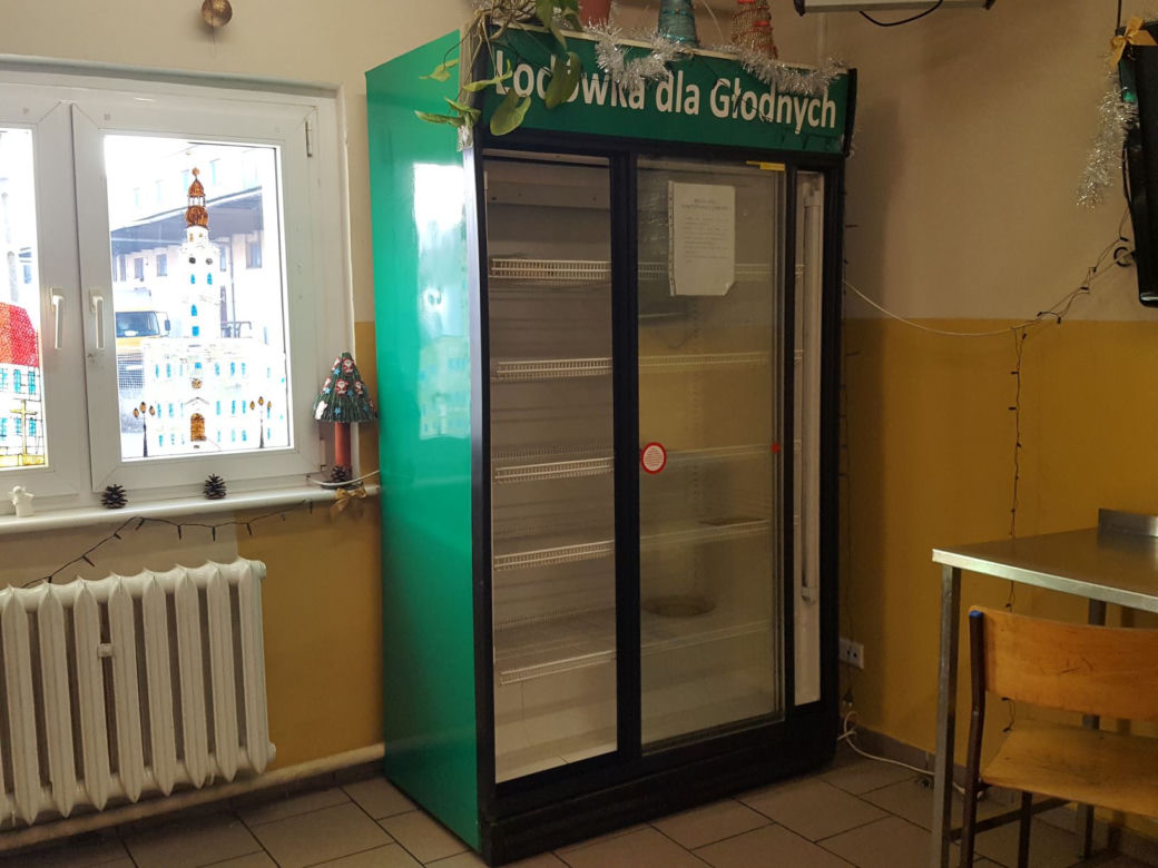 Lodówka dla głodnych w Schronisku dla Osób Bezdomnych w Lesznie świeci pustkami 