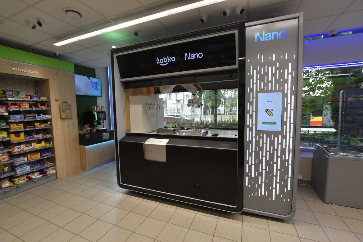  Warszawa miastem robotów. Parzą kawę, przynoszą paczki, dostarczają pizzę i śpiewają Sto lat