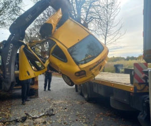 Osobówka z impetem uderzyła w drzewo. Z auta zostały strzępy