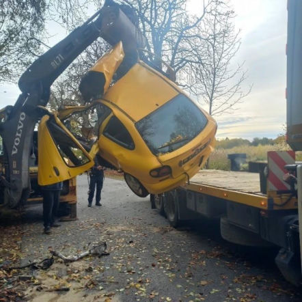 Osobówka z impetem uderzyła w drzewo. Z auta zostały strzępy