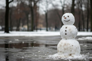Bałwany z Mokotowa zdewastowane. Kto zniszczył ulubioną atrakcję warszawiaków?