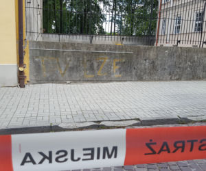 Napis „TV łże” na murze przy ul. Kopernika pochodzący z lat 80. ubiegłego wieku został zabezpieczony