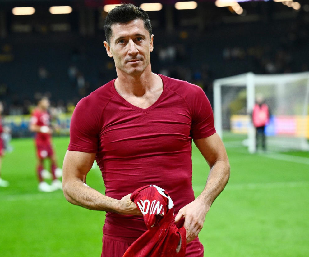 Robert Lewandowski w czerwonej koszulce na boisku piłkarskim. O trudnej sytuacji Polaka w USA przeczytasz na SE Supersport.