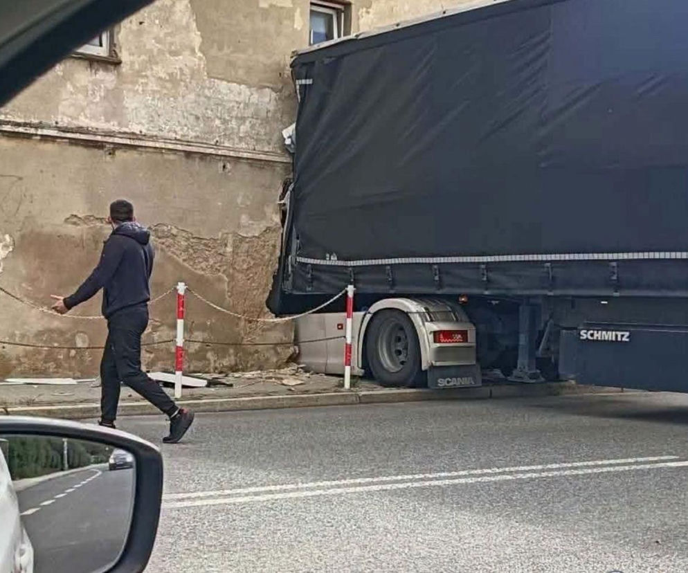 Ciężarówka uderzyła w budynek mieszkalny. Dramatyczna akcja służb 