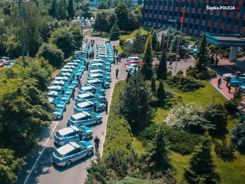 Śląska policja ma nowe radiowozy - hybrydowe Toyoty Corolle i szybkie Kie Stinger
